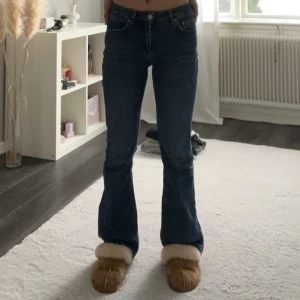 Blåa jeans  - Säljer mina blå jeans från Ginatricot för att dom är för små. I bra skick då dom inte användes så mycket! Skriv till mig innan du köper plagget!!❤️
