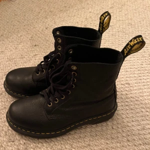 Dr Martens - Säljer mina Dr Martens då de är lite stora och inte kommer till användning. Endast använda ett fåtal gånger så de är i bra skick. Pris kan diskuteras. 💕