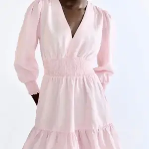 Oanvänd söt klänning från Zara i storlek M 