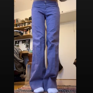 Lila jeans - Ett par lågmidjade bootcut jeans. Märket är NUY, köpte de i Frankrike. De är i jättebra skick. Strl 40. Midjemått: 39cm Innerbenslängd: 83 cm. Vidd längst ner: 27cm. Skriv om du har några frågor 💕