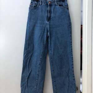 Ett par jättefina jeans i modellen Hanna, som tyvärr har små hål runt fickorna, men de kan lätt lagas! 🩵