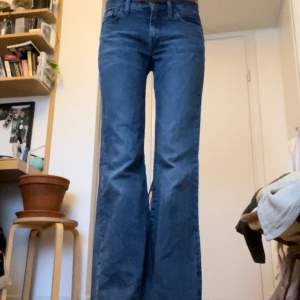 Ett par jeans från Replay som är lågmidajde och bootcut. Fransiga där nere eftersom jag har sprättat upp dem.  Strl W29 L32. Midjemåttet: 39 cm Innerbenslängd: 80cm Vidd längst ner: 28cm. Skriv om du har några frågor💕 
