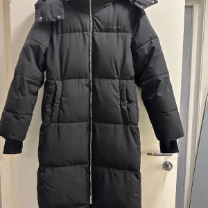 RÖHNISCH JACKA - Säljer min jacka för tyckte den var lite stor för mig. Storlek XS men passsar även dig som har S . Köpt för 3299 och säljer den för 2467kr . Kan mötas upp vid efterfrågan.
