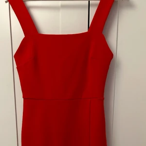 Medellång klänning  - Säljer min superfina klänning med slits på ena sidan!  Använt 1 gång som ny! Pris 100kr