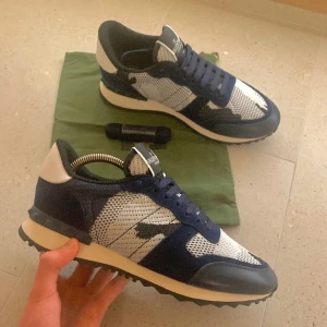 Valentino Rockrunners - Sprillans nya Valentino Rockrunners i eftertraktad colorway. Dustbag och extra skosnören ingår vid köp. Storlek 42 passar möjligtvis 42.5 men sitter ganska normalt i storlek. 