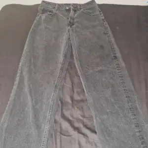 Svart Baggy Jeans. Använd men ser ny ut. 86% cotton och 14% polyester 