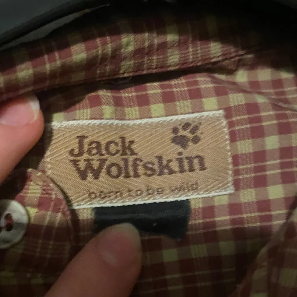 säljen en rutig jack wolfskin skjorta i storlek xl då den inte kommit till användning 🫶. Skjortor.