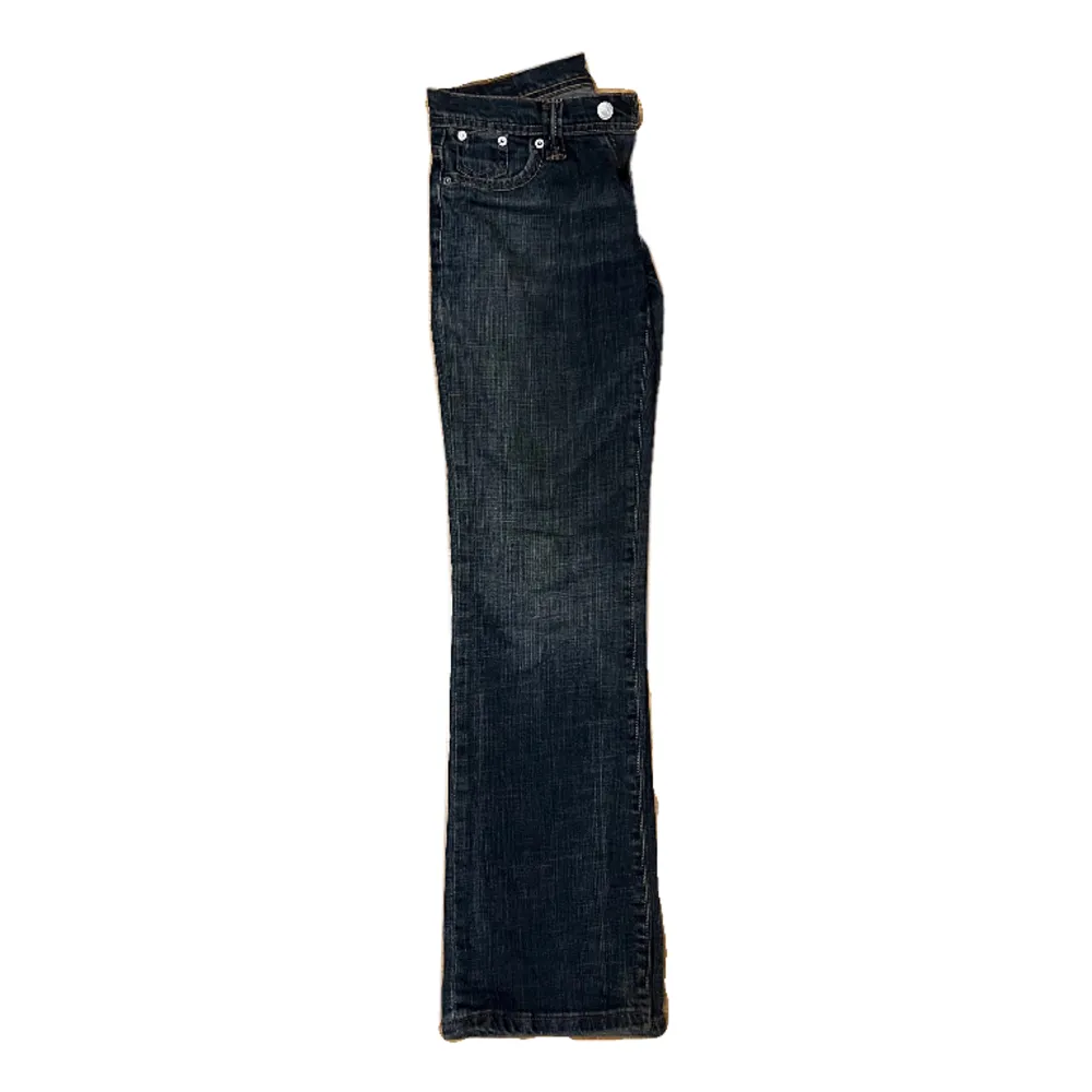 supersnygga lågmidjade bootcut jeans, levis😝aldrig använda vet ej vilken storlek det är tyvärr eftersom det ej finns någon lapp, men skulle säga S-XS💕 säljer då dom är lite små för mig😁 skriv om ni har frågor eller vill ha fler bilder på jeansen 💋  . Jeans & Byxor.
