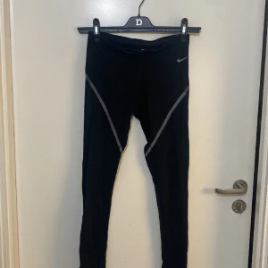 Nike träning leggings xS  - Fina Nike tränings byxa med dragkedja nertill XS svart 