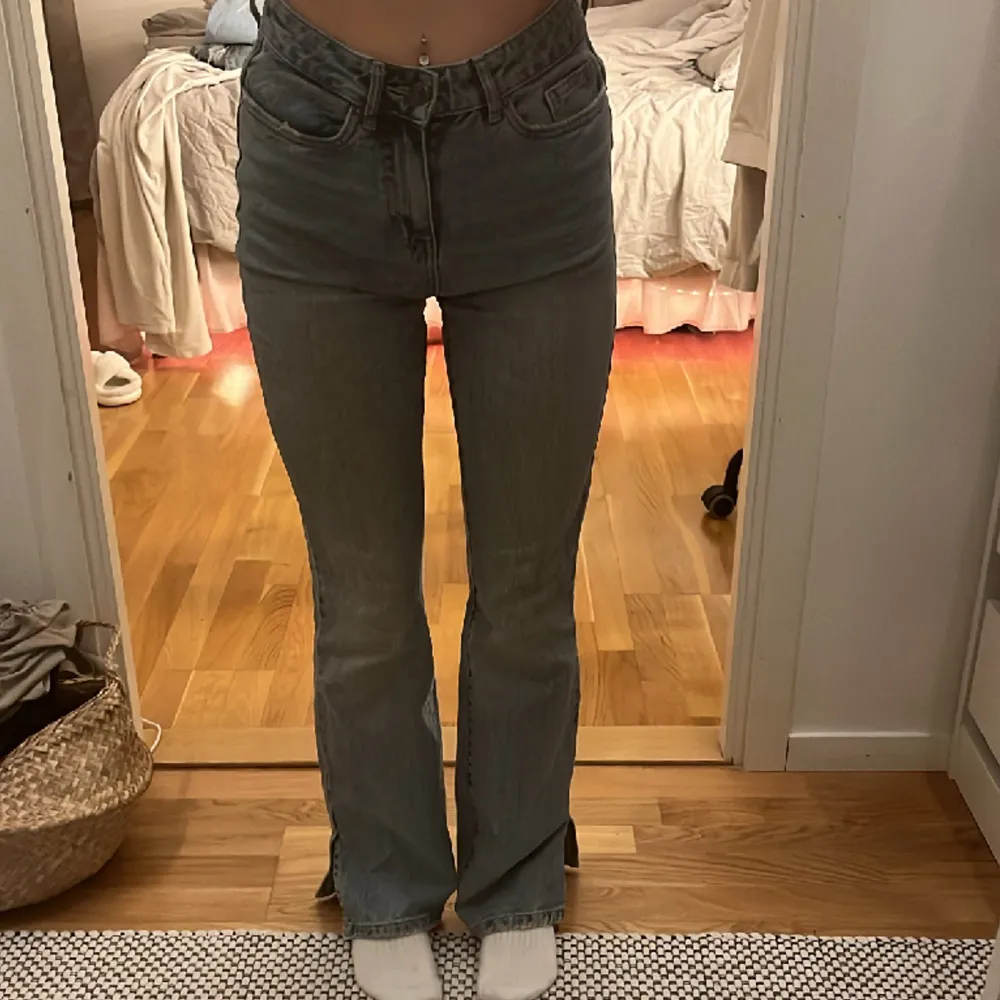 Vero Moda jeans storlek 32 med slits! Otroligt snygga men dom är lite för stora och använder ej.💕💕 Aldrig använda!. Jeans & Byxor.