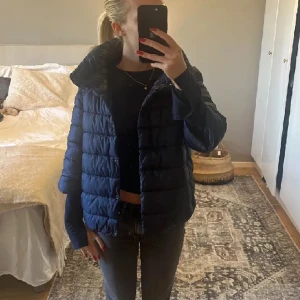 Trekvarts ärmad jacka  - -lånade bilder- Superfin trekvarts ärmad jacka i marinblått!  