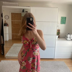 Sommar klänning  - Jätte gullig sommarklänning. Använd cirka 2-3 gånger så i perfekt skick. 