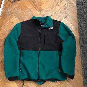 Extremt snygg North face fleece i topp skick, är väldigt stor i storleken så passar M, tror det är unisex på fleecen. Köpte här på Plick 