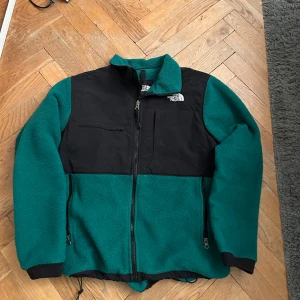North face fleece  - Extremt snygg North face fleece i topp skick, är väldigt stor i storleken så passar M, tror det är unisex på fleecen. Köpte här på Plick 