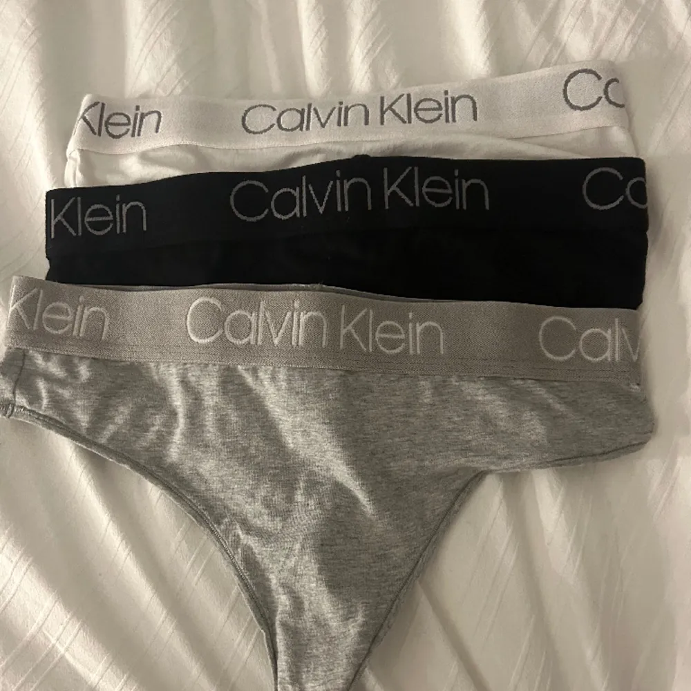 3-pack high waist stringtrosor från Calvin Klein. Ett par är använda 1 gång men är noga tvättade, dom andra är helt nya. Nypris 549 kr ✨. Övrigt.