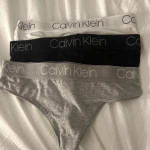 3-pack high waist stringtrosor från Calvin Klein. Ett par är använda 1 gång men är noga tvättade, dom andra är helt nya. Nypris 549 kr ✨