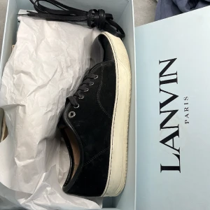 Lanvin skor - Har du ett par lanvins elle? Grymt sparsamt använda ser på bilderna snygga👌🏻 Allt OG följer också med. Kom IG för flera frågor liassandstrom🙌.