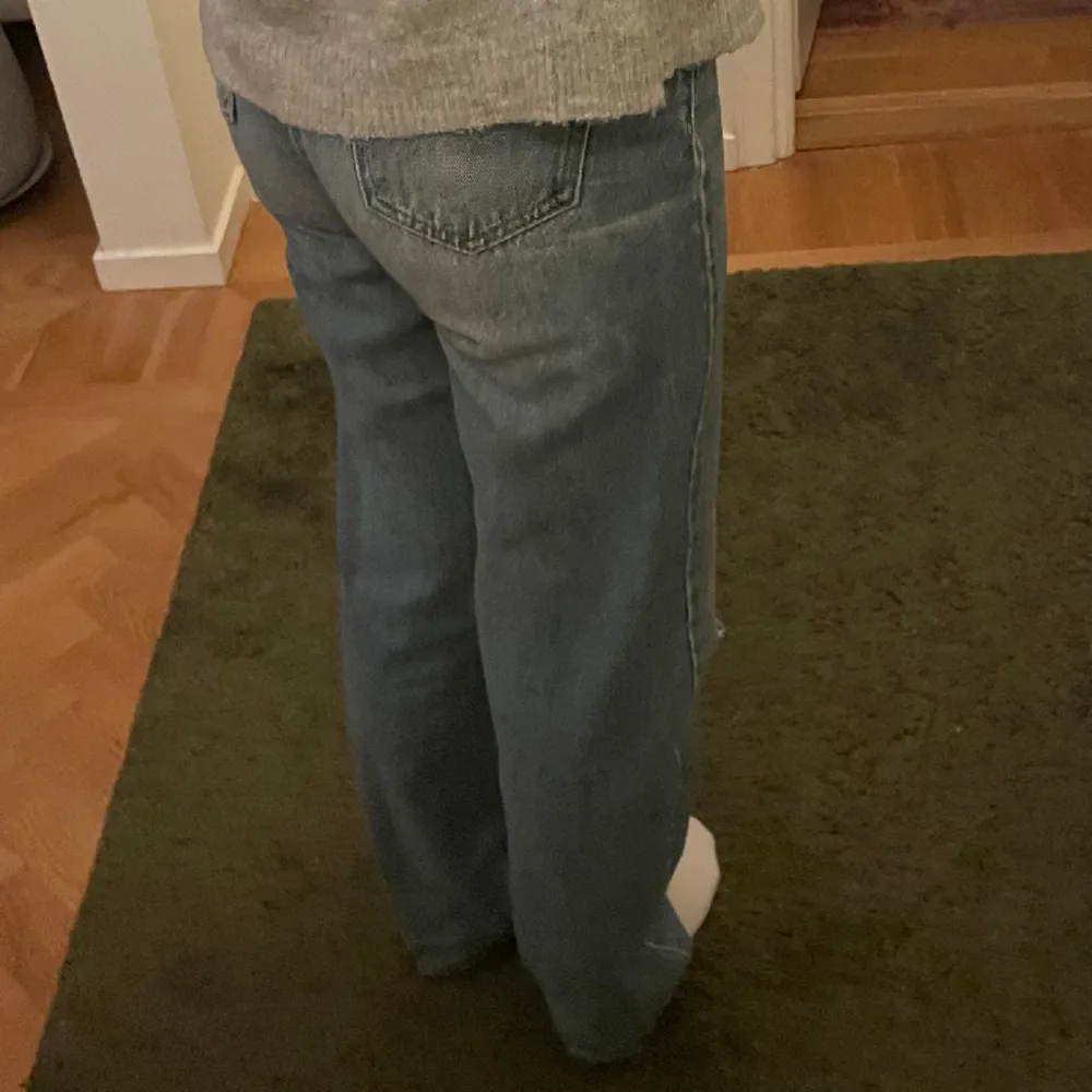 Snygga jeans med hål💕 storlek är xxs men passar mig som brukar ha xs/s😊 skriv för fler bilder eller frågor!. Jeans & Byxor.