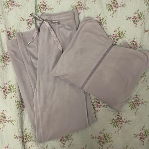 Så fint mjukissett från Gina 🎀 - Använt men förekommer inga defekter, OBS: tror inte denna modell finns att köpa längre på deras hemsida 💗. Byxorna kan man båda ha som low waist eller högmidjade, beroende  på vilken stil man har🌟hoodien är också i bra skick och har silkesband i lila