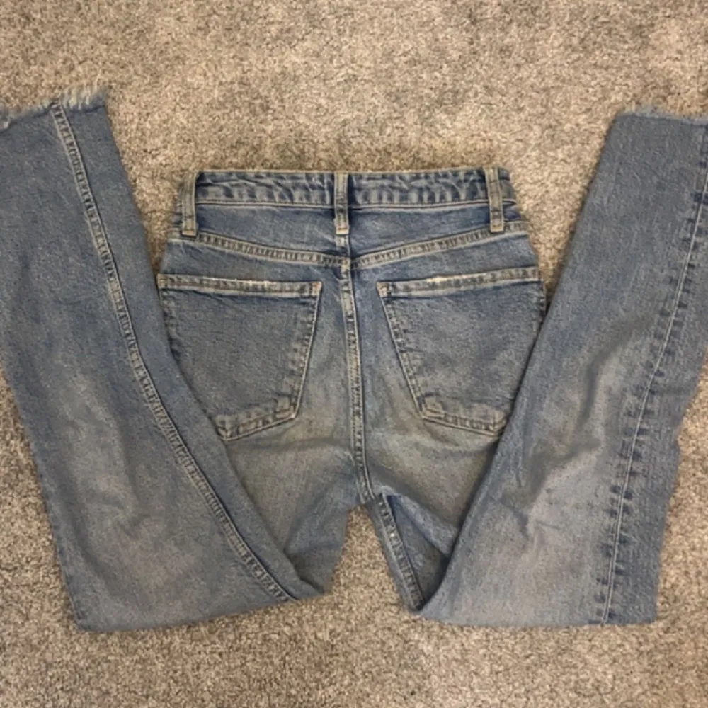 Säljer ett par ljusblå raka jeans från zara som är slitna längst ner. Superfina men säljer för att dom tyvärr är för korta på mig❤️ Inga defekter👌. Jeans & Byxor.