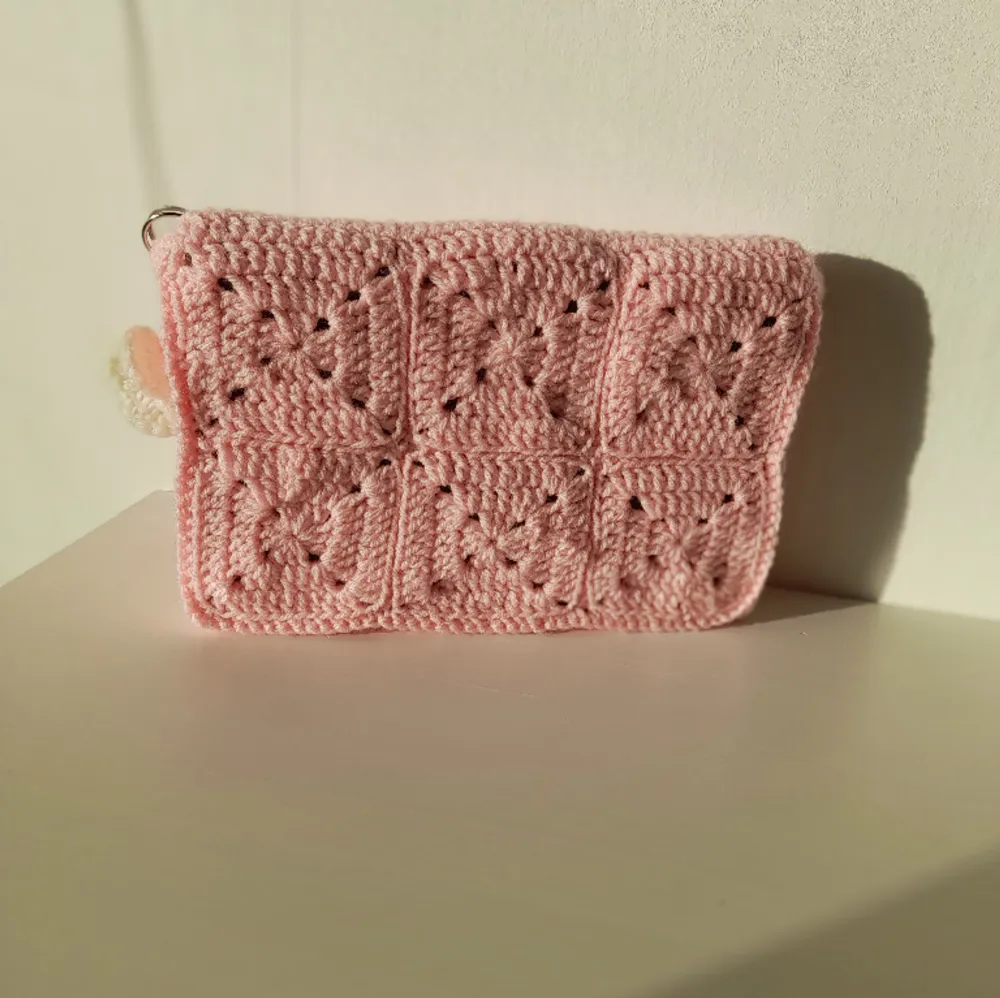 Stylish crochet bag, perfect for any outfit.. Väskor.