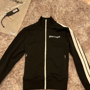 Palm angels Trackjacket - Säljer denna 🌴angels tröjan som är 9,5/10 i skicket. Använd fåtal gånger och den är som ny! Storlek M men passar S, den är köpt på miinto 