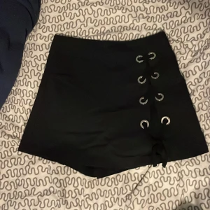Svart shorts kjol  - Jag säljer denna kjol som ör knappt använd bara några få gånger, den är i toppen skick. 