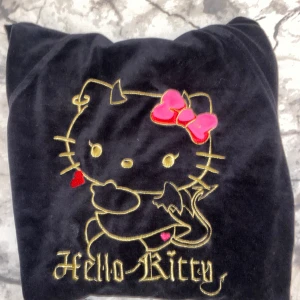 Hello kitty kofta - Säljer min fina hello kitty kofta i sammet och broderad hello kitty i guld  Säljer för behöver mera plats i garderoben Den e sparsamt använd utan några fläckar  Fler bilder går att ordna💕🫶🏼 tvättar innan frakt🌸