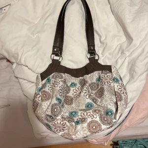 Söt väska💓 - Liten söt brun väska som jag köpt på secondhandbutik. Den är i perfekt skick och är lite y2k/vintage stil. Kontakta gärna innan köp eller för mer information 💓