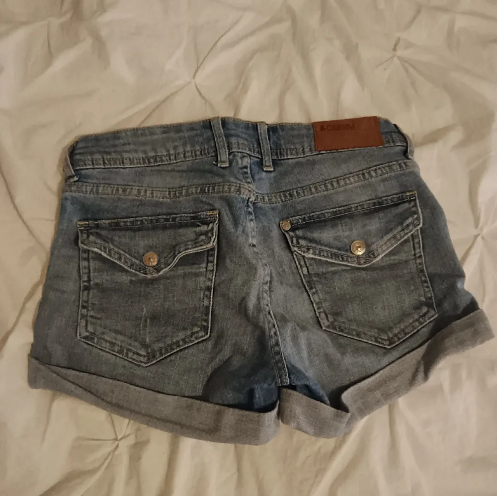 Jättefina jeansshorts som tyvärr inte passar mig längre! Shortsen är originellt från h&m och har använts fåtal gånger, de har flertalet fickor och går att matcha med allt 💓 . Shorts.