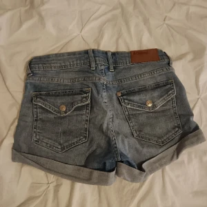Fina jeansshorts  - Jättefina jeansshorts som tyvärr inte passar mig längre! Shortsen är originellt från h&m och har använts fåtal gånger, de har flertalet fickor och går att matcha med allt 💓 