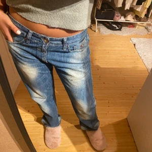 Jeans  - Hej! Säljer mina Tommyjeans💙❤️då de aldrig kommer till användning. Skick 9/10🥰