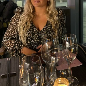 Festklänning från Zara  - En så cool festlig klänning från zara. Använd ca 3 gånger, så som ny 🥰💕 