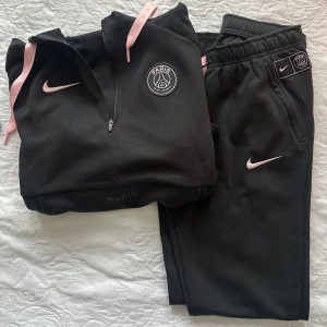 Nike psg  - Köpt dessa enskilt, tillsammans betalade jag dessa för cirka 1900kr  Och säljer nu för mindre än halva priset. Slutsålt överallt!💖 