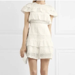 Studentklänning  - Så fin klänning från Self Portrait, passar perfekt till studenten💘Den är aldrig använd💕 Nypris:3000 