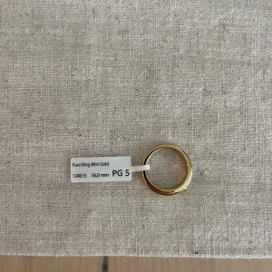 Ring Edblad  - Säljer nu en helt oanvänd ring från Edblad, ”Furo ring mini gold” då storleken tyvärr inte passade mig. Kollar intresset här innan jag skickar tillbaka. Säljer till originalpris.  Ringen är i storlek XS och 16,0mm
