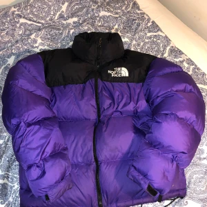 The North Face Jacka - Inga tecken på slitage, använd ett vinter och sedan dess bara hängt i garderoben. Väldigt fint skick