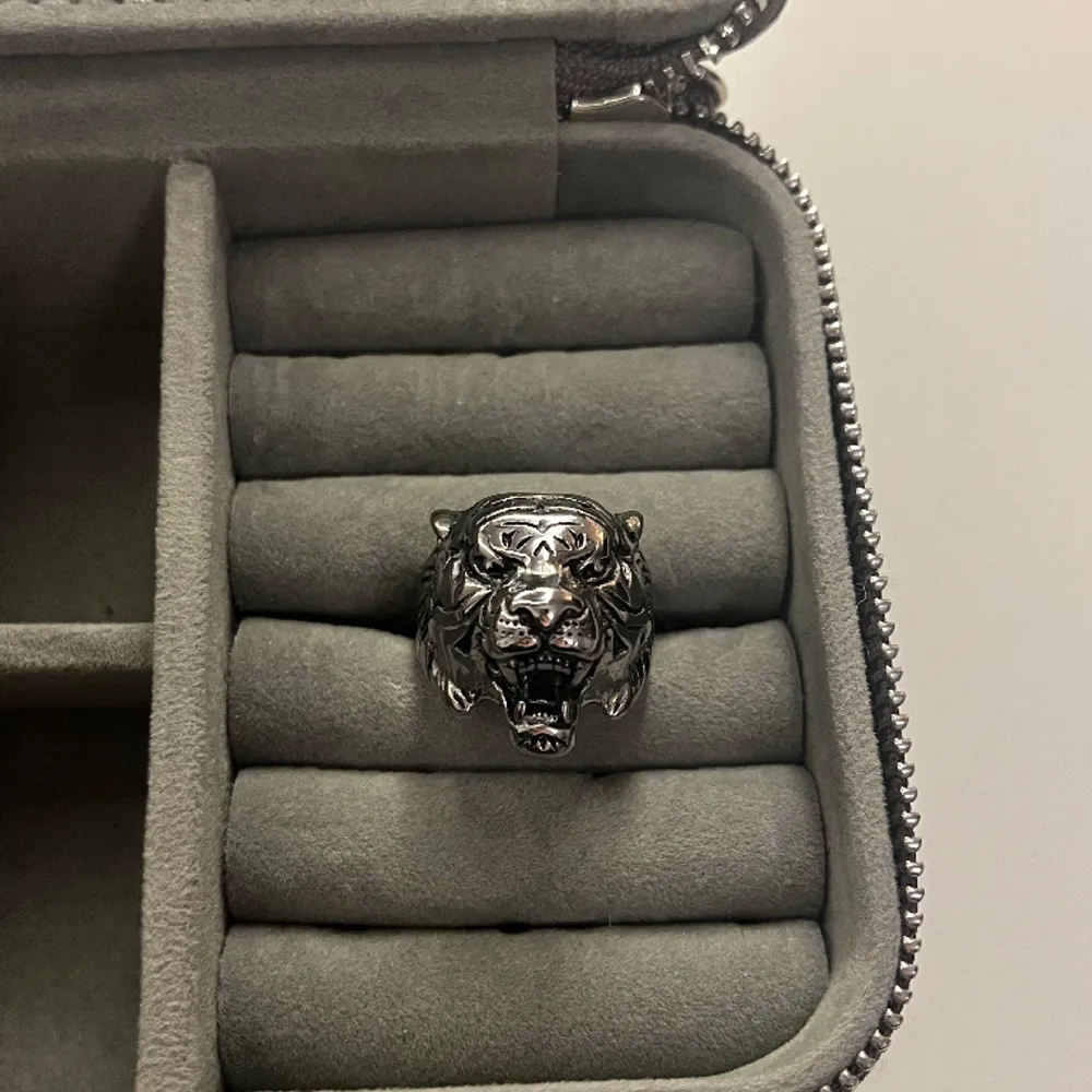 Säljer denna jättesnygg sick trendiga tiger ring i silver! Den är aldrig använd då fel storlek och därför i nyskick! Är i size 7 och för stor för min som brukar ha 16 mm. Det är rostfritt stål! Säljs för 250kr men pris kan diskuteras vid snabb affär❤️. Accessoarer.