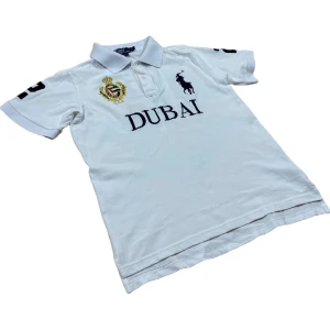 Ralph Lauren ”Dubai” Piké - Vit ”Cheif Keef” Piké från Ralph Lauren. Storlek M, ställ gärna frågor!😊