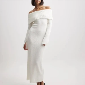 NA-KD klänning - En klänning från NA-KD som jag tyvärr inte har fått någon användning utav men är en dröm under vårens gång! Nyskick!!! Nyköpt för 799kr 