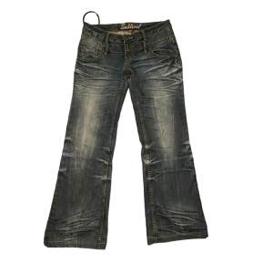 Jätte fina highwaisted bootcut jeans jätte bra skick inga hål bara en grå fade på byxorna priset kan diskuteras vid snabb affär och kom med frågor och bilder finns 