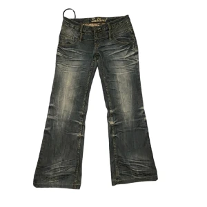 Bootcut jeans - Jätte fina highwaisted bootcut jeans jätte bra skick inga hål bara en grå fade på byxorna priset kan diskuteras vid snabb affär och kom med frågor och bilder finns 