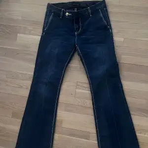 så snygga designer jeans köpt i usa, otroligt snygga och unika. så bekväma, perfekt passform!