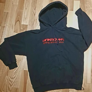 🚫Unknown London🚫 - Säljer en riktigt stilig Unknown Ldn hoodie. har en liten reva som var där när den köptes, men inga andra flaws. Riktigt skön, boxy passform och den känns tung och varm. Köpt för 1200kr. Bara att skriva om du har frågor! 💫💫