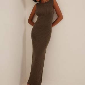 Säljer denna helt nys klänning ifrån Nakd! Aldrig använd! Tunnt stretchigt material skulle jag säga! 🤎