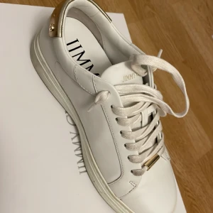 Jimmy choo - Väldigt fina skor i utmärkt skick. Använd 2 gånger men var för små, storlek 37. Dustbag och kartong tillkommer. Köpta från farfetch för 4500 kronor. 