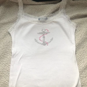 Vit spets linne  - Aldrig använd, inga defekter. Storlek L men passar mig som är S/M