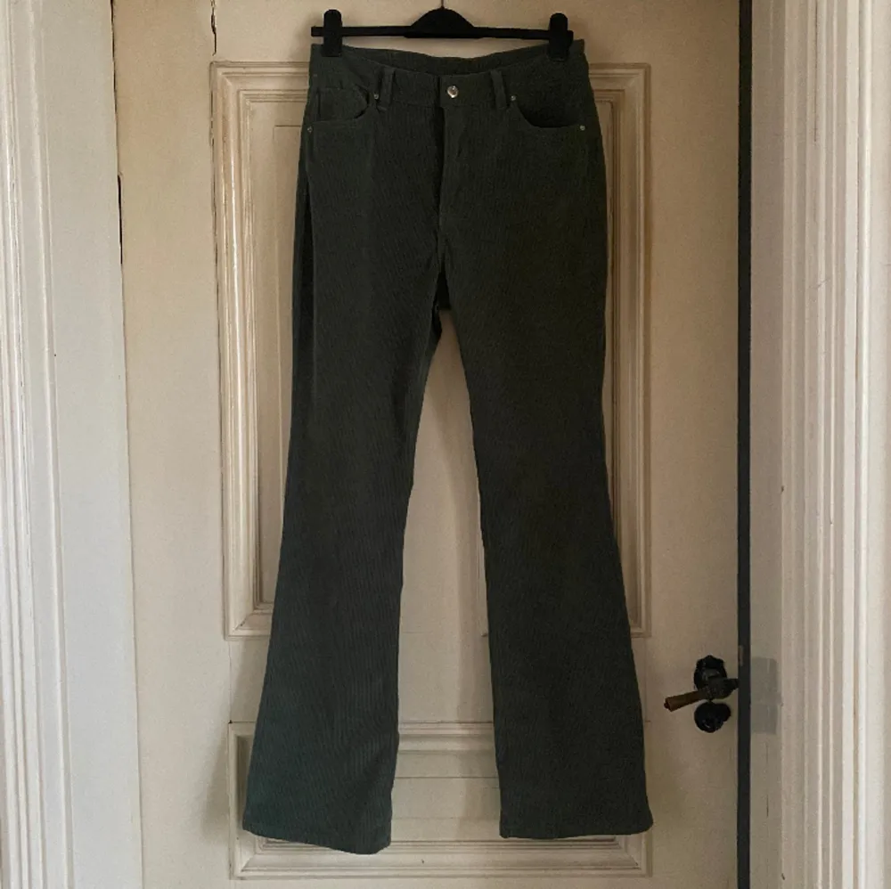 Gröna utsvängda manchesterbyxor, knappt använda, mjuka & sköna! . Jeans & Byxor.