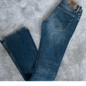 Lågmidjade jeans  - Säljer dessa super snygga crocker jeans då dom börjar bli försmå, har tyvärr sprickt där bak som man ser på bild två💕