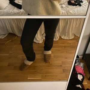 Midwaist jeans Zara - Svarta midwaist jeans från zara. Dessa är straight och är superfina men säljer pågrund av att de inte används längre💕 Orginalpris 359kr. Hör av er för fler bilder eller funderingar 🥰